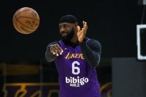 全员参与！湖人官方晒投篮训练照：湖人今晚有比赛